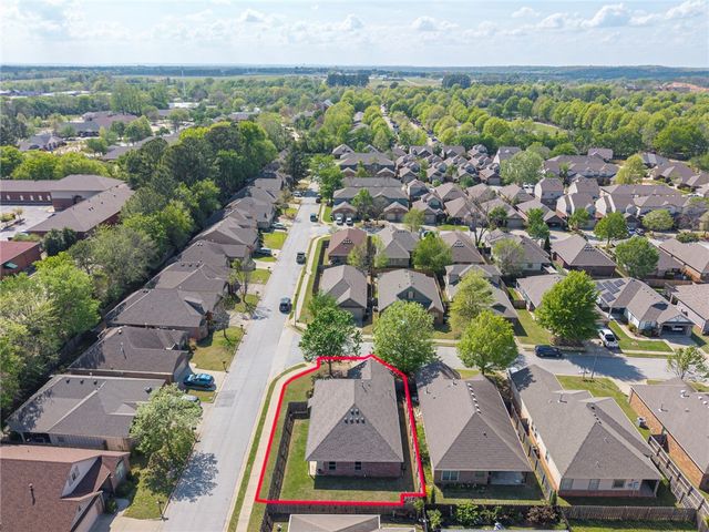 2622 N Sierra Avenue, Fayetteville, AR 72703