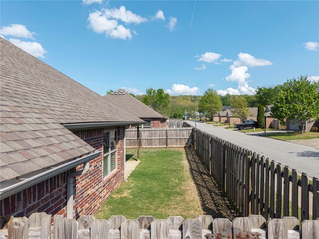 2622 N Sierra Avenue, Fayetteville, AR 72703