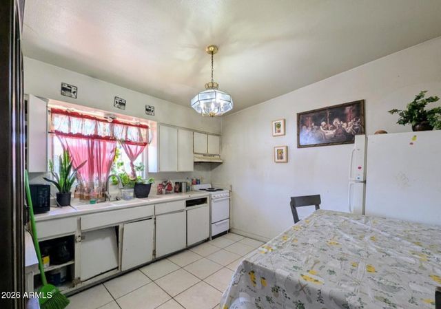 2210 W HEATHERBRAE Drive, Phoenix, AZ 85015