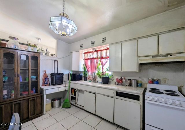 2210 W HEATHERBRAE Drive, Phoenix, AZ 85015