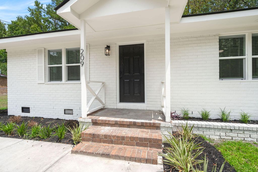 209 Grayson Street, Walterboro, SC 29488