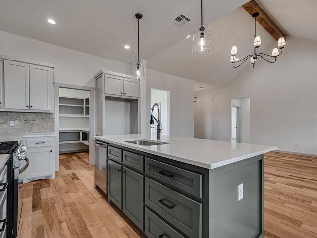 1208 Twin Oaks Drive, Blanchard, OK 73010