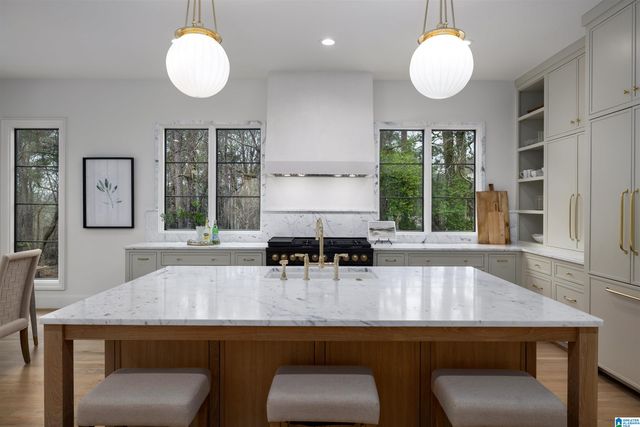 2105 LONGLEAF CIRCLE, Vestavia Hills, AL 35216