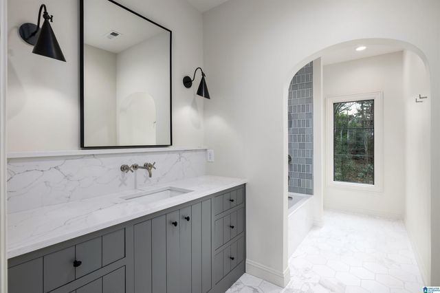 2105 LONGLEAF CIRCLE, Vestavia Hills, AL 35216