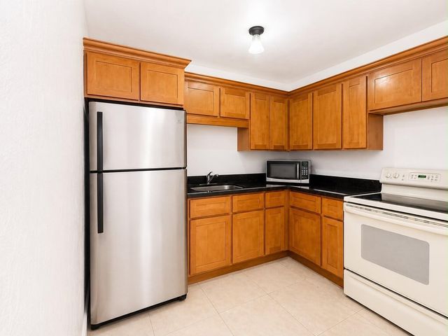 990 NW 1st Street Apt 1, Miami, FL 33128