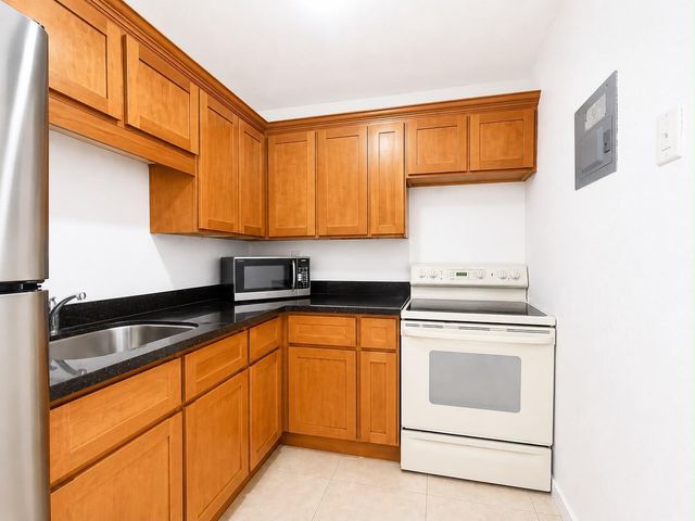 990 NW 1st Street Apt 1, Miami, FL 33128
