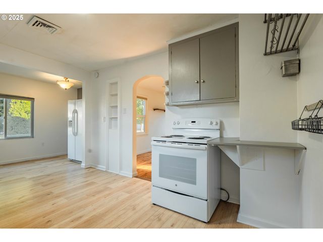 835 ACADEMY St, Salem, OR 97301