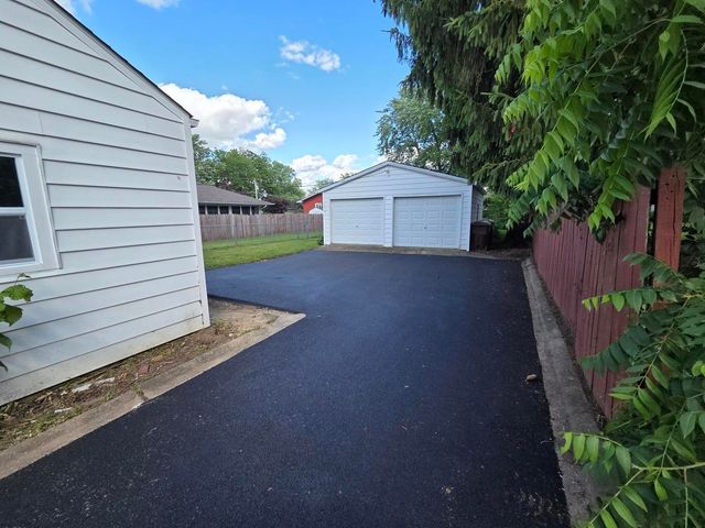 524 Amsterdam Street, Woodstock, IL 60098