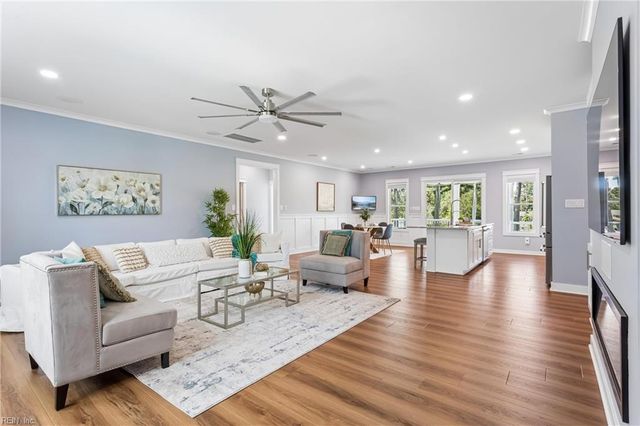 9262 Sylvia AVE, Hayes, VA 23072