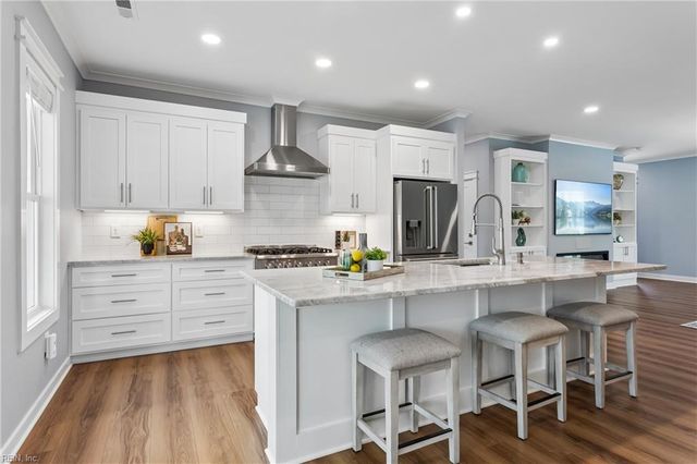9262 Sylvia AVE, Hayes, VA 23072