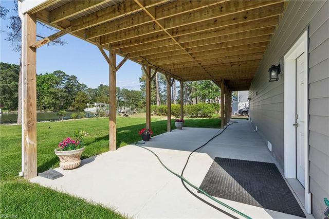 9262 Sylvia AVE, Hayes, VA 23072