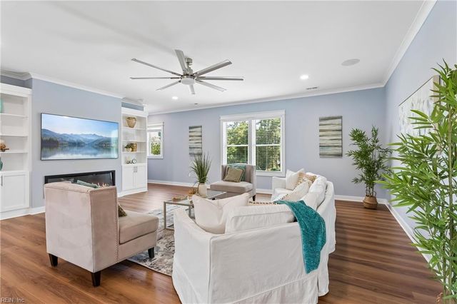 9262 Sylvia AVE, Hayes, VA 23072