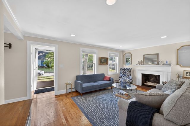 9 Milton Rd, Barrington, RI 02806
