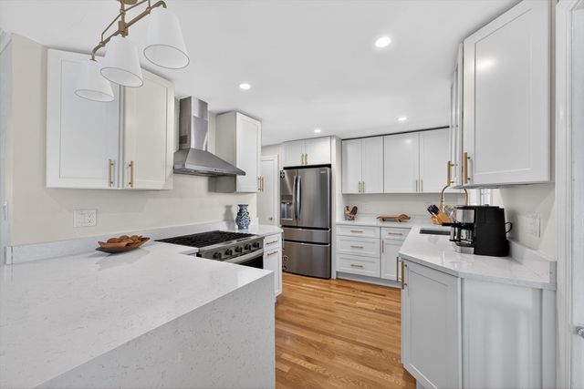 9 Milton Rd, Barrington, RI 02806