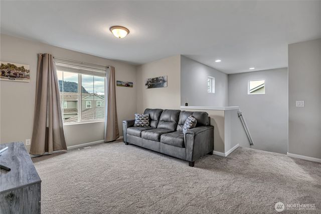 963 Bondgard Avenue, Enumclaw, WA 98022