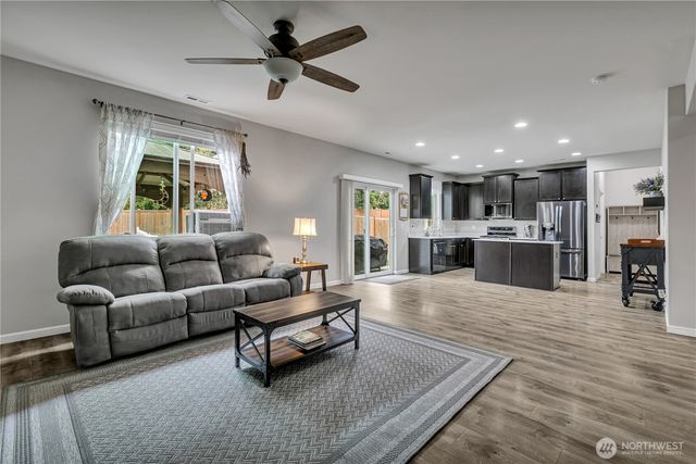 963 Bondgard Avenue, Enumclaw, WA 98022