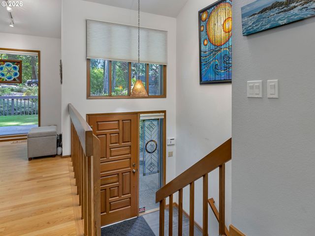 2592 HILLCREST Ct, West Linn, OR 97068