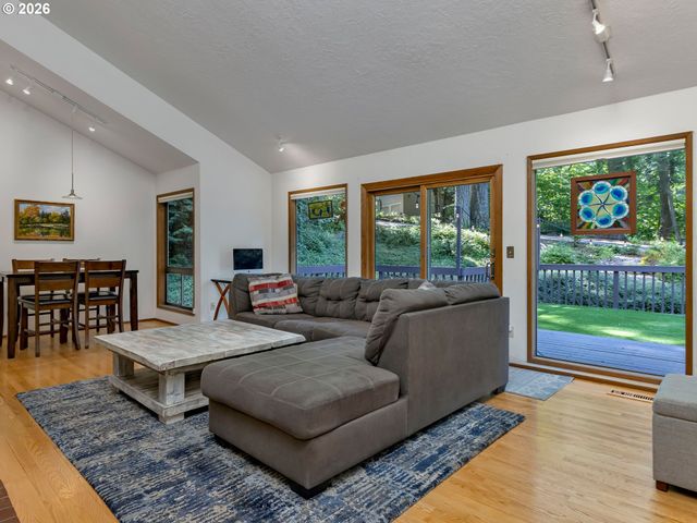 2592 HILLCREST Ct, West Linn, OR 97068