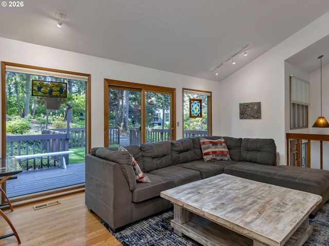 2592 HILLCREST Ct, West Linn, OR 97068