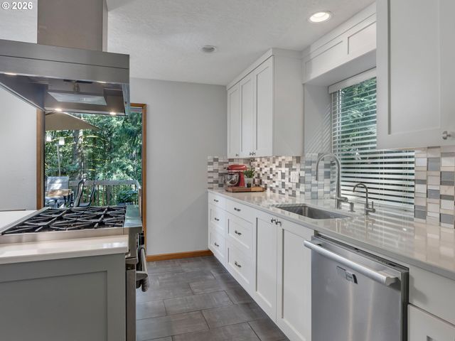 2592 HILLCREST Ct, West Linn, OR 97068