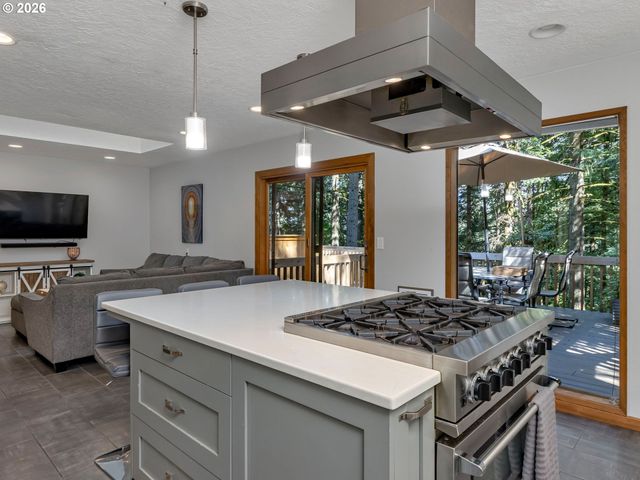 2592 HILLCREST Ct, West Linn, OR 97068