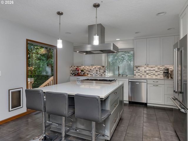 2592 HILLCREST Ct, West Linn, OR 97068
