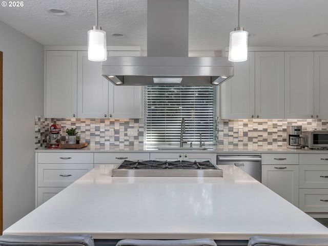 2592 HILLCREST Ct, West Linn, OR 97068