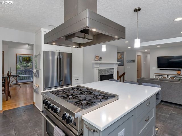 2592 HILLCREST Ct, West Linn, OR 97068