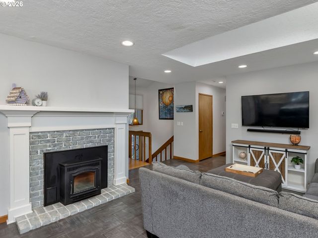 2592 HILLCREST Ct, West Linn, OR 97068