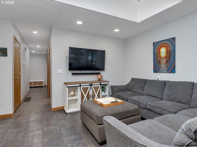 2592 HILLCREST Ct, West Linn, OR 97068