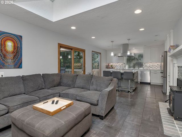 2592 HILLCREST Ct, West Linn, OR 97068