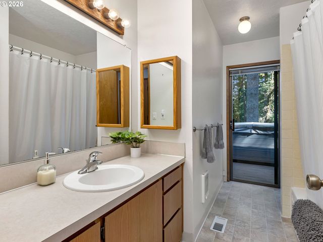 2592 HILLCREST Ct, West Linn, OR 97068