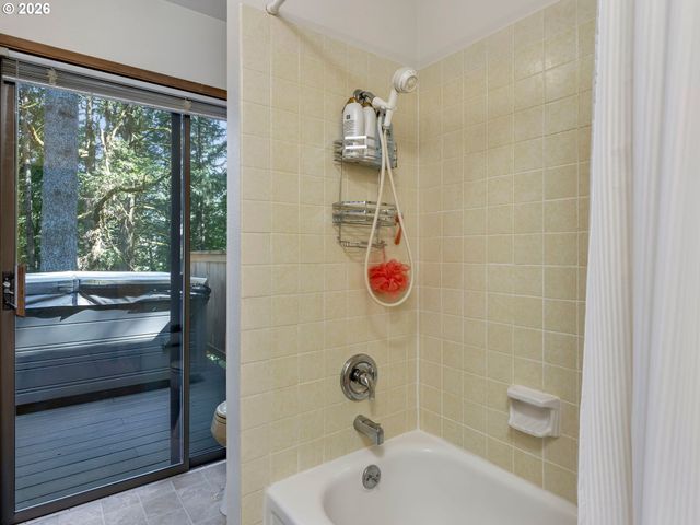 2592 HILLCREST Ct, West Linn, OR 97068