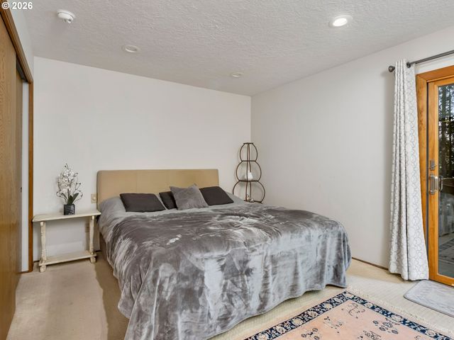 2592 HILLCREST Ct, West Linn, OR 97068