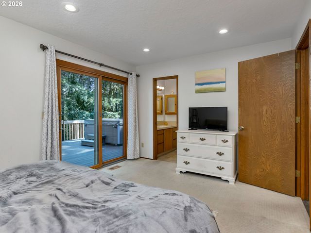 2592 HILLCREST Ct, West Linn, OR 97068