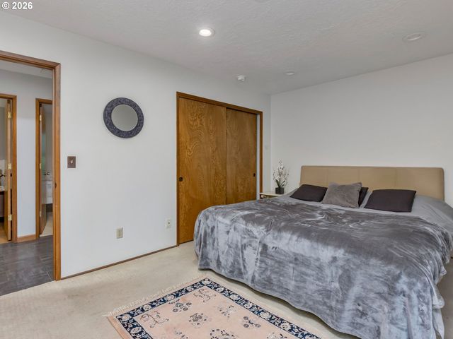2592 HILLCREST Ct, West Linn, OR 97068