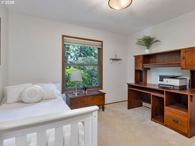 2592 HILLCREST Ct, West Linn, OR 97068