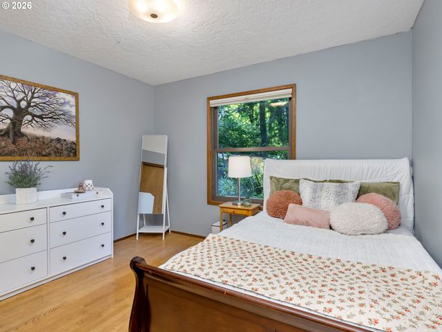 2592 HILLCREST Ct, West Linn, OR 97068