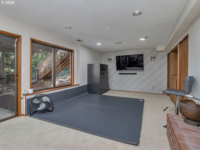 2592 HILLCREST Ct, West Linn, OR 97068