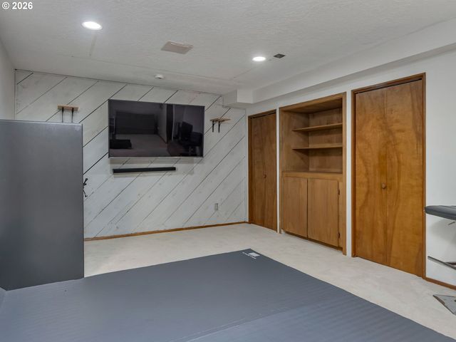 2592 HILLCREST Ct, West Linn, OR 97068