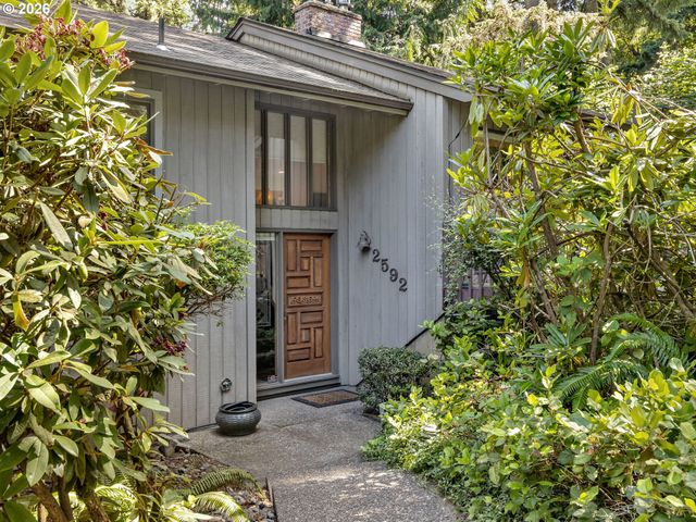 2592 HILLCREST Ct, West Linn, OR 97068