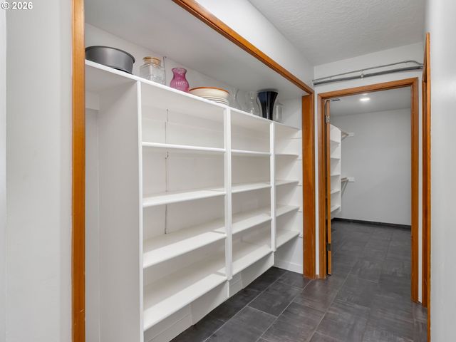 2592 HILLCREST Ct, West Linn, OR 97068