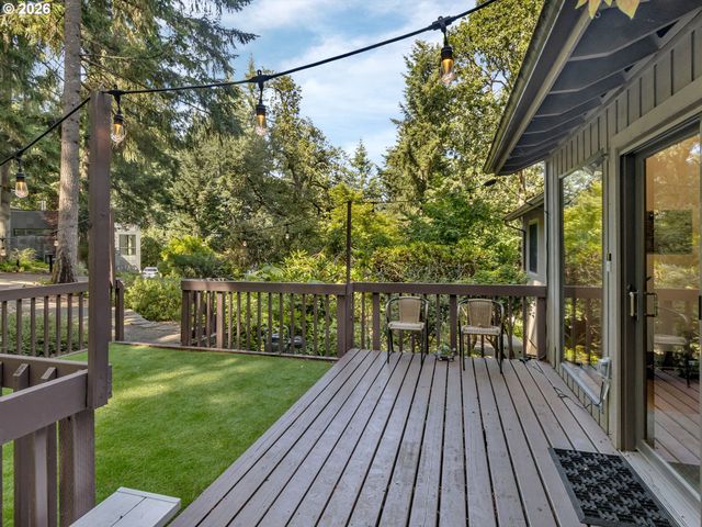 2592 HILLCREST Ct, West Linn, OR 97068