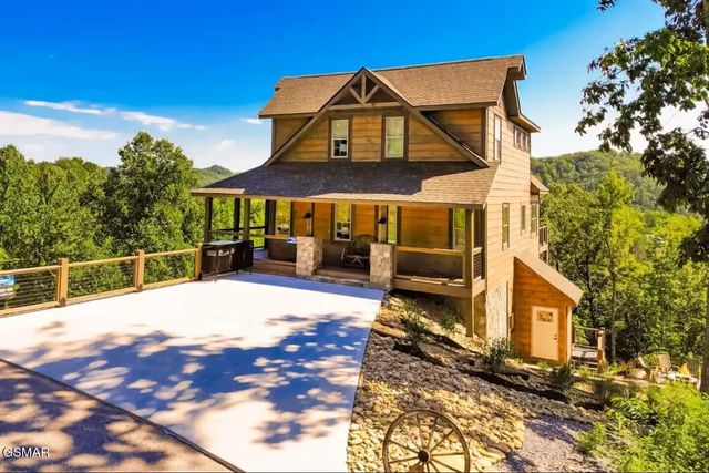 2943 Lightning Strike Drive, Sevierville, TN 37862