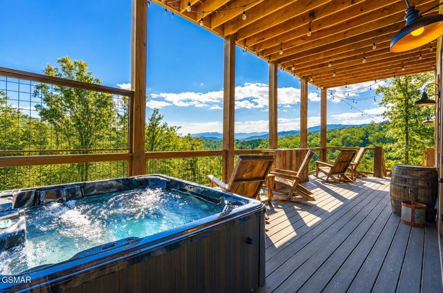 2943 Lightning Strike Drive, Sevierville, TN 37862