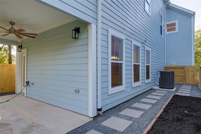 957 Ringold Street, Houston, TX 77088