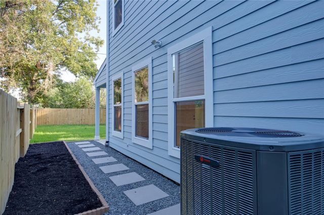 957 Ringold Street, Houston, TX 77088