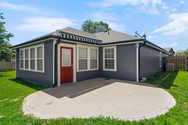 16705 Freeman Drive, Basehor, KS 66007