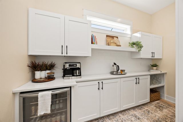 785 Canterbury Circle, Waukee, IA 50263