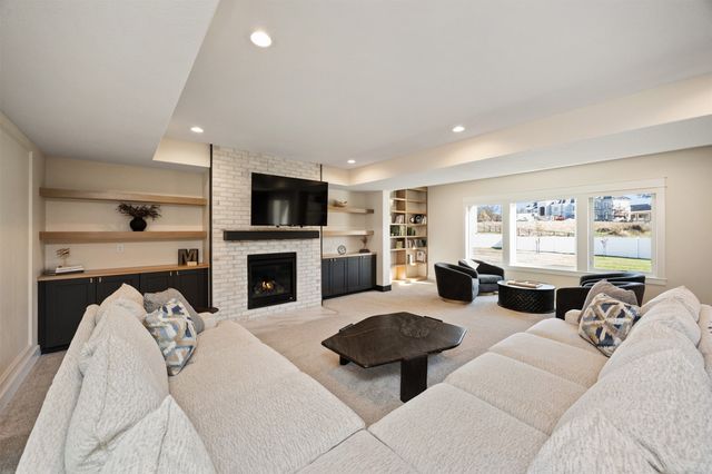 785 Canterbury Circle, Waukee, IA 50263